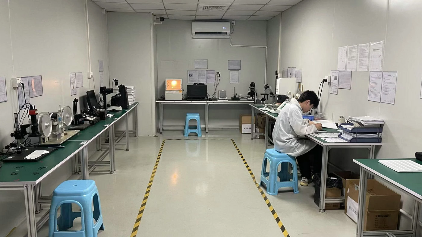 Taller de inspección de calidad XTMIM real utilizado para la verificación dimensional y de calidad MIM